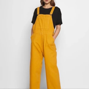 Retro denim dungarees  - Använda en gång inomhus. Var alldeles för stora och prislappen hade tyvärr redan klippts av. Monkis kläder har ofta väldigt stora storlekar. Dessa är storlek xxs, men sitter stort.