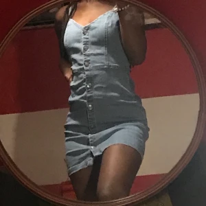  Jeans klänning i ljusblått tvätt - Klänning i ”jean” material,materialet är väldigt stetchig så man får en fin form i den. Strl34 men pga av stretchig material passar den 36 oxå