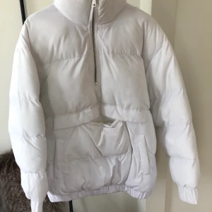 Jacka missguided 38 - Anorakmodell från missguided stl 38. Fint skick utvändigt. Syns att den är använd fåtal gånger på insida krage. 