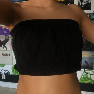 Topp från bikbok  - Den svarta toppen är i xs och den blåa i s. Båda har band som du kan se i bild 3. Dom kan man  knyta runt men dom går oxå att plocka bort om man inte vill ha dom. Frakt betalar köparen