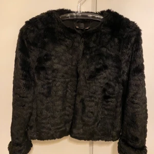 Svart pälsjacka  - Säljer en jätte fin svart päls jacka utan några skador! Orginalpriset ligger på 600kr men säljer den för endast 400 kr💗