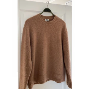 Acne studios Kael cashmix light brown - Använt 1 gång så passformen är densamma som i butiken :)                                                                                     Skitmjuk o skön tröja i Kashmir                                                 Om du letar efter nåt annat plagg är det bara att skriva så kan jag se om jag har nåt att sälja :)