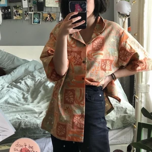 Konstig skjorta:) - En konstig aprikosfärgad skjorta