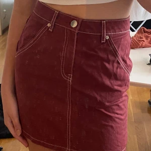 Vinröd kjol - En vinröd jeans kjol i gott skick.