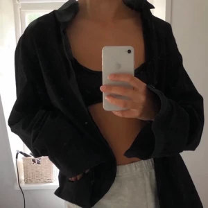 Skjorta  - Så fin svart skjorta som sitter oversized. Funkar även att ha som en tunn jacka nu till hösten☺️