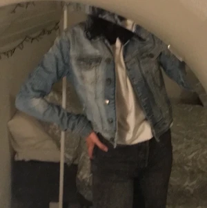Jeans jacka - Från Gina tricot i fint skick.  Tight och kort modell