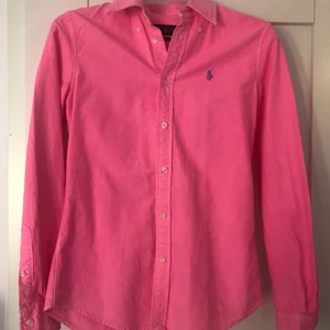 Ralph Lauren skjorta - Neon rosa skjorta i fint skick, använd 1 gång! 