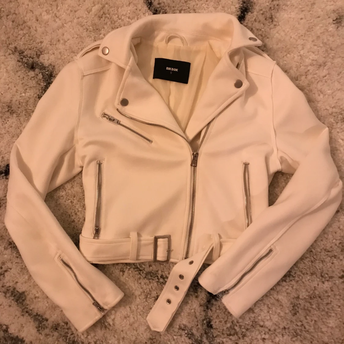 Vit skinnjacka i ”mocka”material - 90