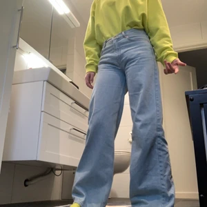 Junkyard wide leg jeans!  - Sköna jeans från Junkyard i modellen Wide leg! Säljer den då jag har alldeles för mycket jeans, vilket är synd eftersom de är så coola :(🖤💛  Kan mötas upp i Trollhättan, annars står köparen för frakten!🤍 