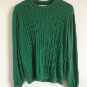 Hampton-tröja  - Kabelstickad tröja i mjukt bomull av märket Hampton Republic. Ytterst sparsamt använd. 