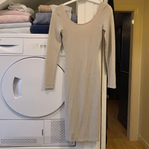 Nude sparkling klänning storlek 36 - Miss selfridge nude sparkling klänning, sparsamt använd i storlek 36. Är stretch 