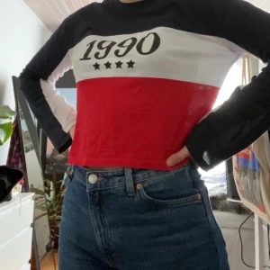 90-tals tröja - en jättecool 90-tals inspirerad tröja som är lite croppad och har en bit utsvängda ärmar. den är endast använd ett fåtal gånger och i bra skick ifrån H&M. i storlek XS men passar också på S och M. köparen står för frakt.