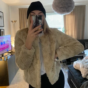 Fluffig jacka  - Fluffig jacka från Vero Moda i stl S
