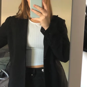 Blazer/Kavaj 🖤 - Såååå sjukt snygg och stilren kavaj/blazer som jag köpt second hand 🖤🖤 Säljer för att jag har en nästan likadan! Sitter galet snyggt på. Är i storlek 42 men skulle snarare säga 38/40 men beroende på hur man vill att den ska sitta kan nästan vem som helst ha den 🖤Köpare står för frakt !
