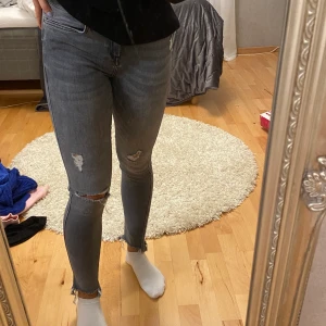 Gråa jeans från zara - Snygga jeans från zara, storlek 36