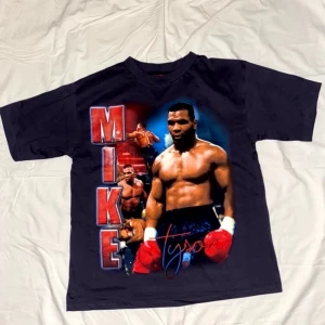 Mike Tyson Tee - Mike Tyson Tee • Finns 3 stycken • Färg: Blå/Svart • Storlek: Medium • Skick: Helt nya • Köp nu: 1100kr