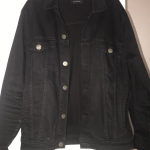 Oversized jeansjacka  - En svart jeansjacka som är använd men i mycket gott skick då kvaliten är väldigt bra. Köpt för 999kr från märket GABBA. Då den är herr och lite större har jag använt den som en oversized jeansjacka. :)