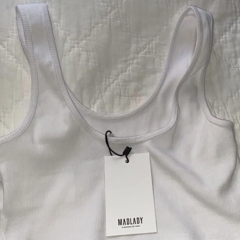 Säljer detta vita linne ifrån madlady eftersom det aldrig kommer till användning. Aldrig använd och lappen är kvar. Frakt på 42 kr. T-shirts.
