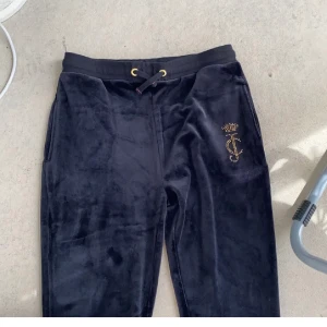 Juicy Couture  - Snygga mjukisar, knappt använda (endast 3 gånger) de är för stora för mig på längden. Köpa på NK för 1100. 