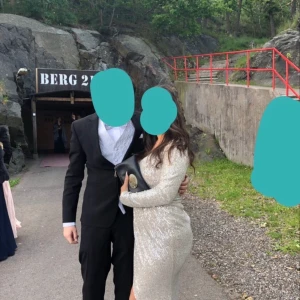 Festklänning👗 - Säljer min balklänning som är köpt på Dennis Maglic’s hemsida, nypriset är 1000kr. Jag är en S/M och den sitter bra! Är 162cm :) Den är ”champange” färgad och har slits vid benen & är v-ringad vid bröstet. Den är täckt av paljetter! Använd 1gng.  