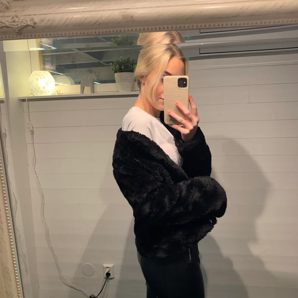 Pälsjacka från vero Moda i stolek s, 100kr + 64kr i frakt💓💓. Takit.