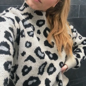 Stickad tröja - Gosig leopardmönstrad tröja från Vero Moda, superfin & i jättebra skick! Stl M, passar perfekt som lite oversized tröja för stl S också:))