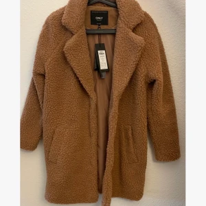 Lång kappa från ONLY - Lång kappa från ONLY, helt oanvänd! 😊 Storlek XS men passar också S. Köparen står för frakt! 