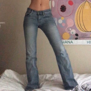 Lowwaisted jeans  - Så snygga vida/baggy lågmidjande jeans. Jag är 169 och har strl w26. Köpta på secondhand. Högsta bud är 280 kr (exklusive frakt) 