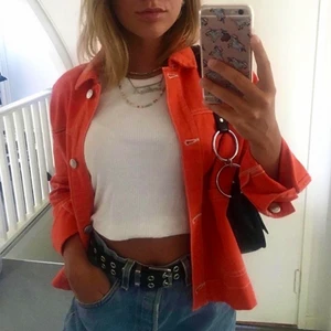 Jeansjacka  - En jättefin jeansjacka med vita sömmar som knappt är använd! Färgen i verkligheten är mer som på bild 1. Frakt tillkommer✨💛