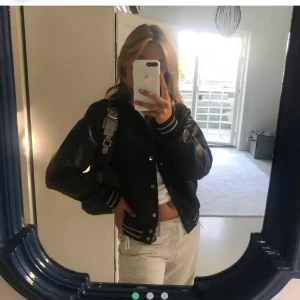 Baseball jacka - Säljer denna baseball jacka, köpt från asos för ca 950kr, helt slutsåld dock. Storlek Xs men är herrstorlek så är typ en S/M, jag har vanligtvis storlek S eller M i tröjor och får plats med hoodie / stickad tröja under jackan. Frakten kostar 88kr