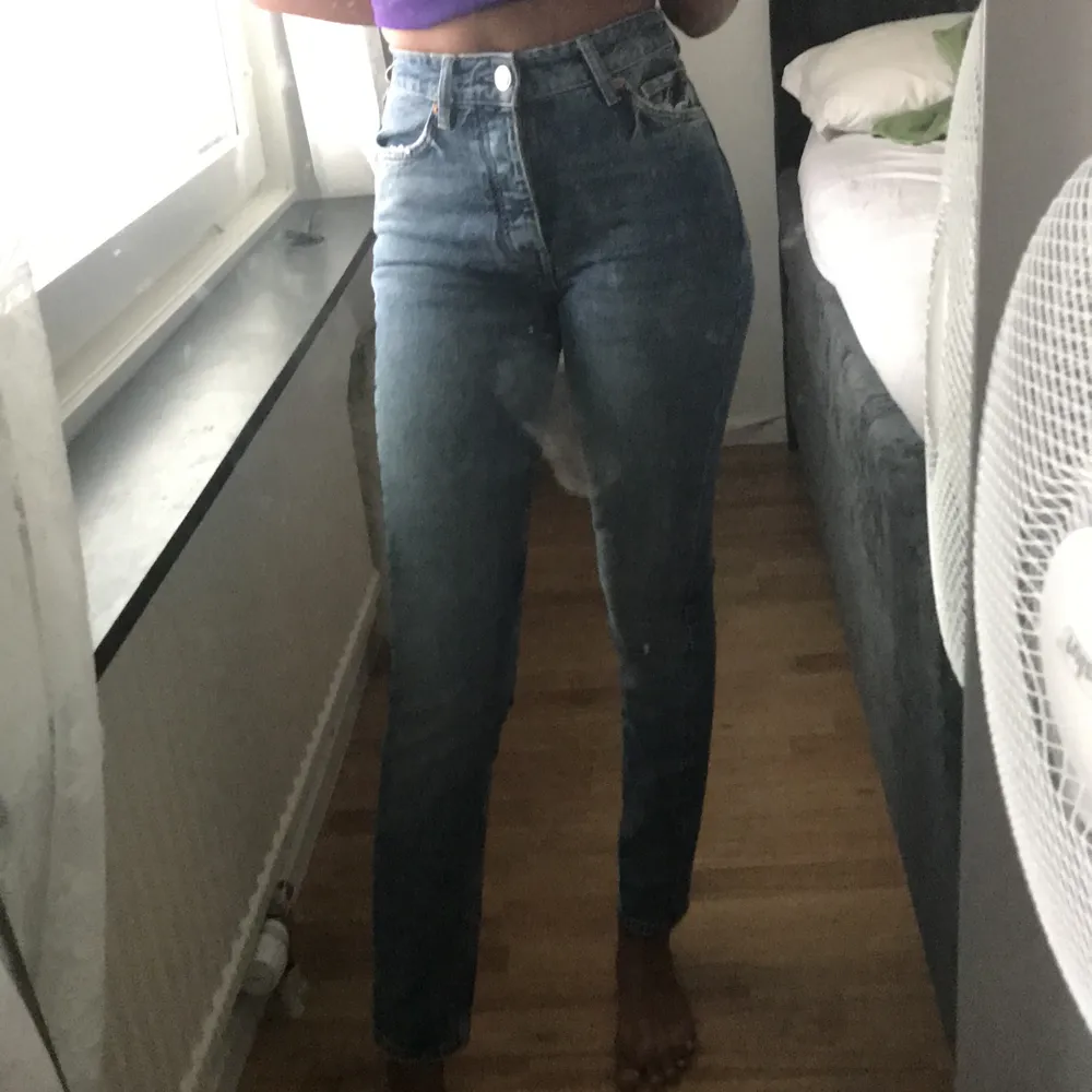 Säljer dessa skit snygga jeansen från Gina tricot i tall modell. Sitter perfekt i längden för mig som är 172 cm tycker även det kan va snyggt när dem är lite längre endast använda 1 gång. Köparn står för frakten😊. Jeans & Byxor.