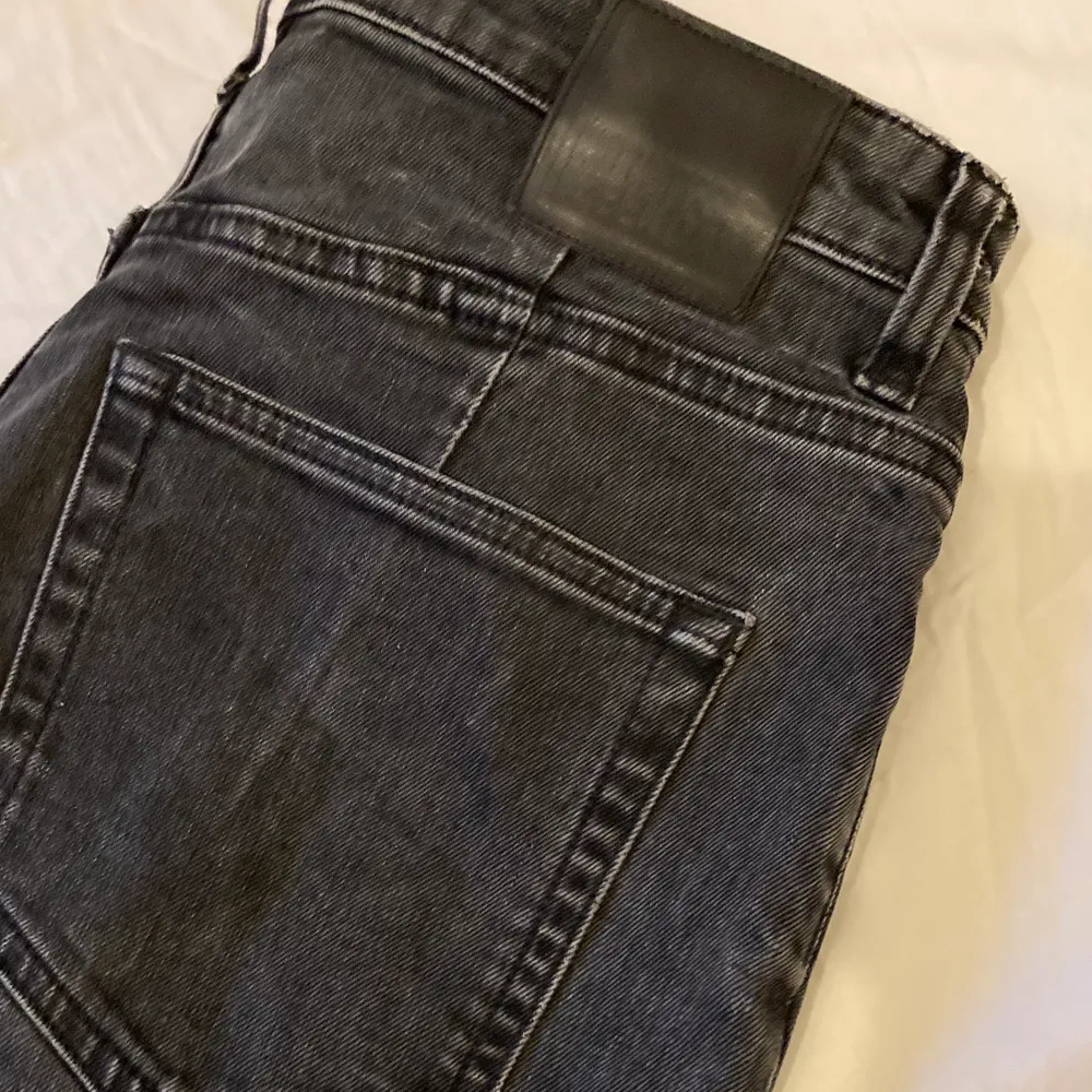 Superfina jeans från Weekday i modellen Ace. Stora i storleken- de är för stora för mig som normalt är en 27a! Möts upp i Uppsala eller så betalar köparen för frakt! Kram! . Jeans & Byxor.