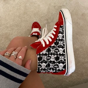 Vans Sk8-hi - Röda vans med döskallar, använda två gånger och sulan kan tvättas renare!! Superbekväma och coola