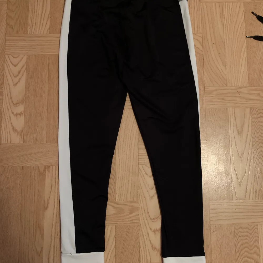 Träningstights i svart och vitt Märket är SOC Strl 42, stretchiga  Aldrig använda, endast testade. Jeans & Byxor.