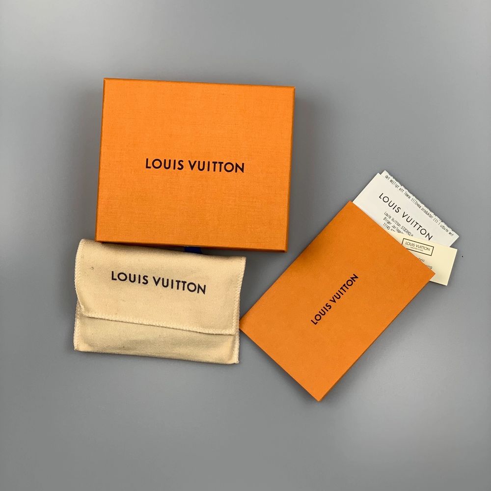Louis Vuitton Monogram Key Pouch Säljs ny! Den är helt oanvänd. Denna är perfekt för att hålla kort, kontanter, nycklar eller små föremål. En väldigt snygg detalj till sin outfit😁 Vi skickar via postnord spårbart, har ni några frågor hör gärna av er! Vår Instagram @pufferyplug. Accessoarer.