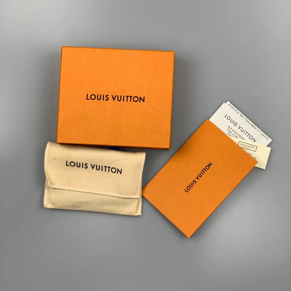 Louis Vuitton Monogram Key Pouch                                           Säljs ny! Den är helt oanvänd. Denna är perfekt för att hålla kort, kontanter, nycklar eller små föremål. En väldigt snygg detalj till sin outfit😁                                               Vi skickar via postnord spårbart, har ni några frågor hör gärna av er! Vår Instagram @pufferyplug. Accessoarer.