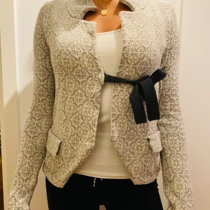 Odd Molly kofta  - Grå/vit söt Odd Molly kofta med knyt. Väldigt skön till snyggt & vardags. Väldigt bra skick 