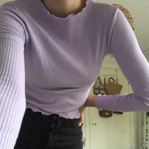 Lila tröja - Pastellila lite croppad tröja. Uppskattningsvis en storlek S då den är väldigt stretchig! Superfin verkligen 🥺 Priset är inkl frakt! 