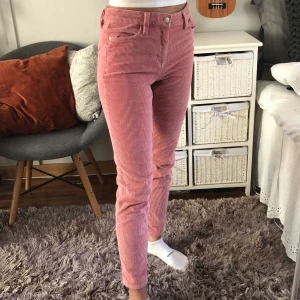 Manchesterbyxor - Rosa manchesterbyxor från Dobber. Storleken är 26 (passar mig som vanligtvis har storlek 36). Byxorna är sparsamt använda och är därför i fint skick!