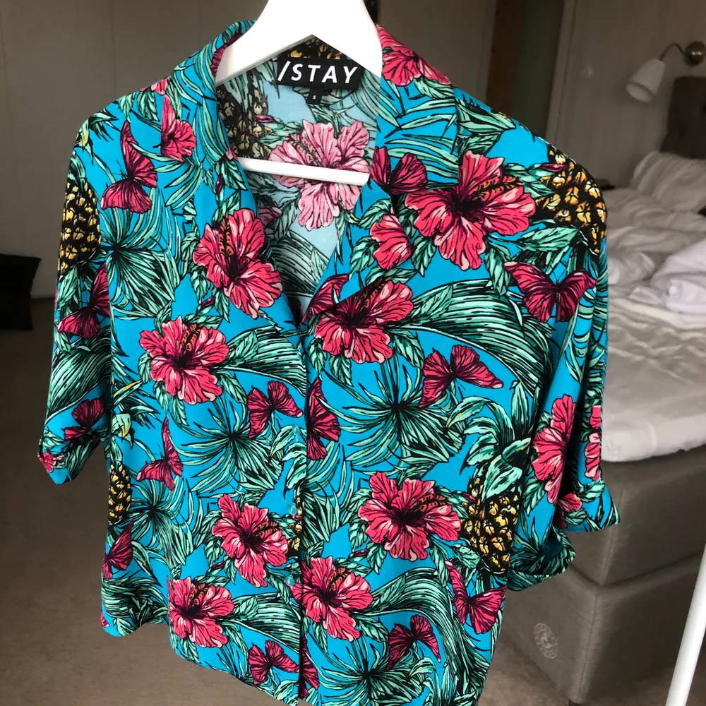 Blå mönstrad skjorta/blus från carlings i storlek S💖 använd ett fåtal gånger så verkligen i nyskick! Tycker om den skitmycke men den kommer tyvärr aldrig till användning, väldigt luftig och skön i tyget✨. Puserot.