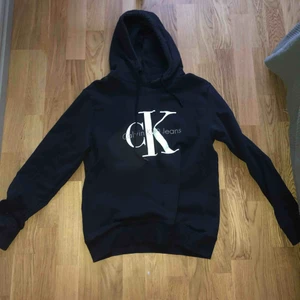  - Säljer min Ck huddie, knappt använd. Super fint skick, köparen står för frakten :) säljer pga den är fööör stor för mig, och är inte så förtjust i märkeskläder nåmer :) 