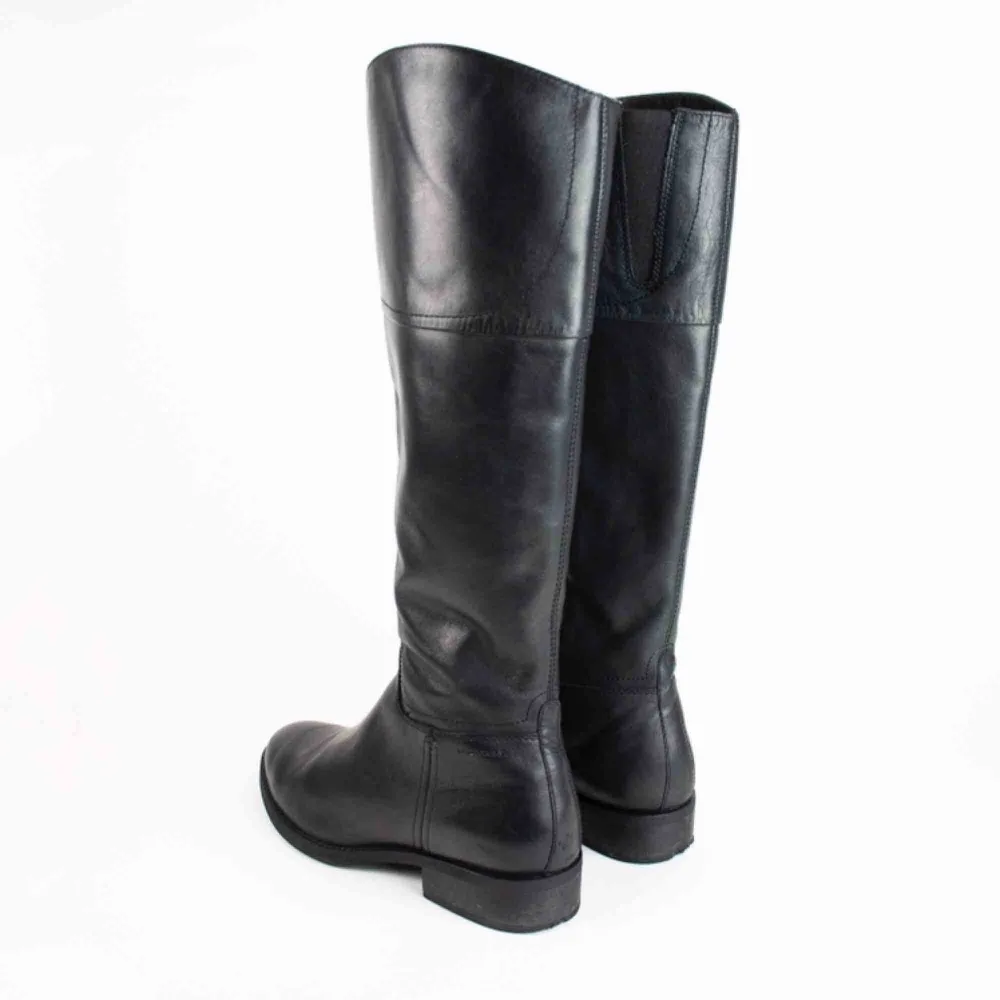 Vagabond leather riding boots in black Some signs of wear  Feels true to size Free shipping! Read the full description at our website majorunit.com No returns. Skor.