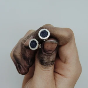  - Jeanius UF handtillverkar nyanserande smycken av silver och återvunna jeans, syftet är att uppmärksamma om de resurser som går åt för att tillverka ett par jeans. Men även kunna ge er stilrena unisex smycken som passar alla tillfällen.  5% av vinsten går till Unicefs vattendonering för rent vatten 