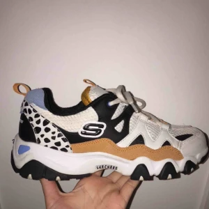  - Supercoola chunky sneakers. Köpta i Gran Canaria. Är tyvärr för små, så nu säljer jag dom. Använda ett fåtal gånger och är inte helt vita längre men är fortfarande i bra skick😊 Ny pris 620kr. Skriv för fler bilder. Köpare står för frakt💕 