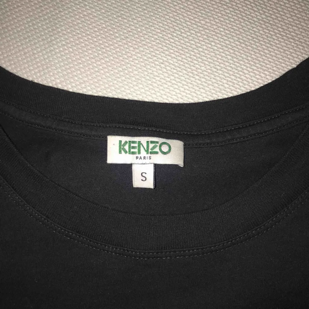 Kenzo t shirt, köpt i monaco! Knappt använd😁 självklart ÄKTA, har kvar påsen o lappen osv👌🏻storlek S, köpt för 1000 kr. T-shirts.