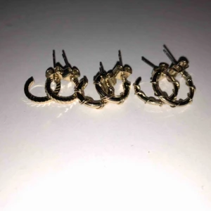  - 3 par guldiga örhängen som är helt oanvända. Köparen betalar frakten