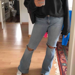  - Säljer dessa skitsnygga och bekväma utsvängda jeans från Zara som jag även klippt egna hål! Köparen står för frakten annars kan jag mötas upp i Stockholm!💕🌈💛