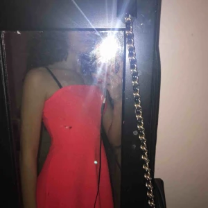  - Super fin neon rosa klänning! D är sjukt mycket stretch i så den passar nästan alla. Själv har jag 32-34 men passar fint! Ej använd!😊