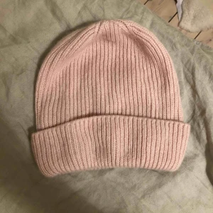  - Smutsrosa/babyrosa mössa 100% cashmere Använd Max 10 gånger  Nypris: 490kr