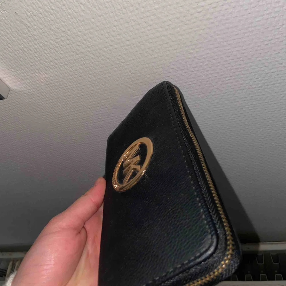 En MK plånbok i fint skick, har inte fått användning för den eftersom jag inte använder plånböcker, fick den i present. . Väskor.
